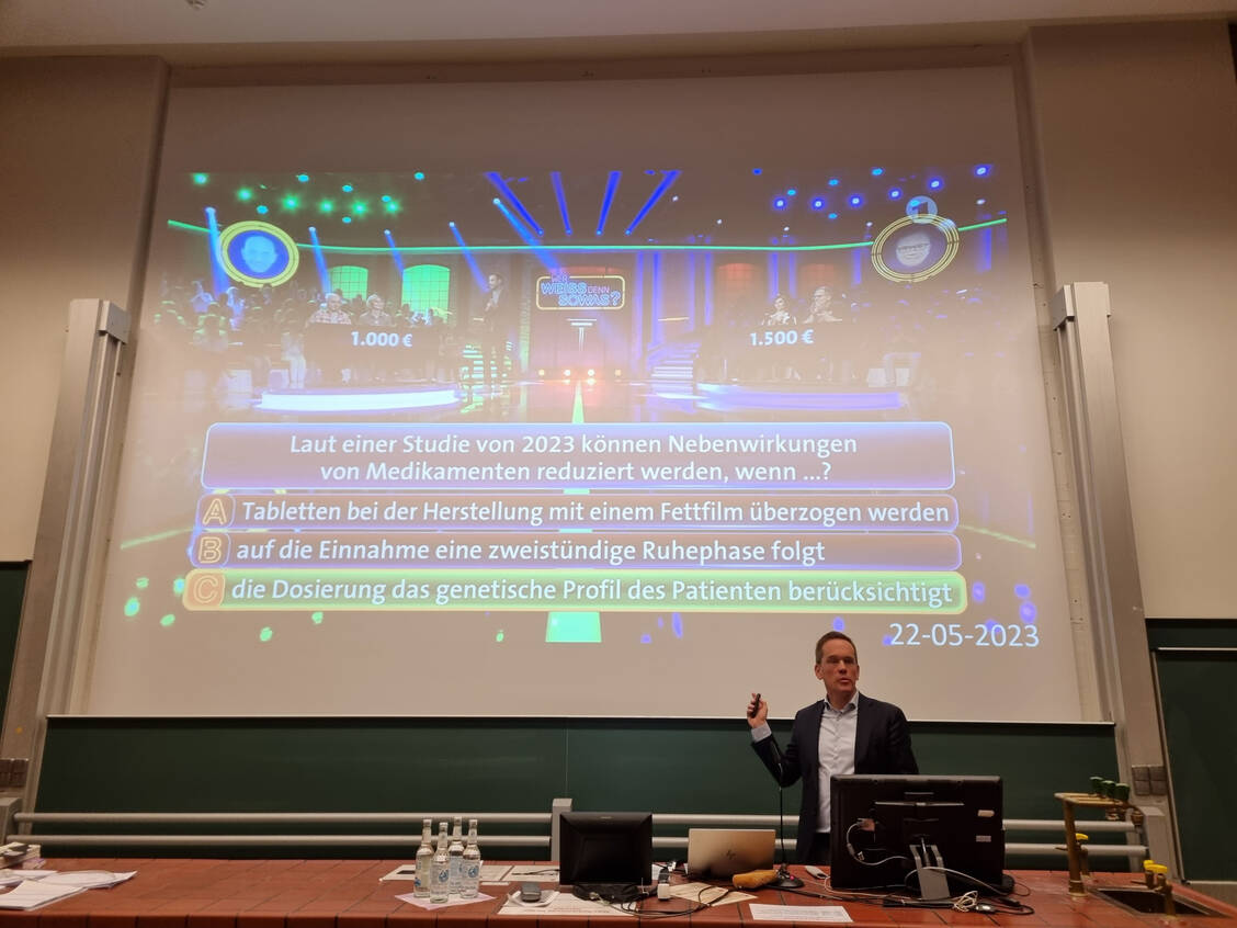 Zur Freude von Professor Dr. Jesse Swen haben es seine Forschungsergebnisse bis in eine deutsche Quizshow geschafft. / © PZ/Daniela Hüttemann