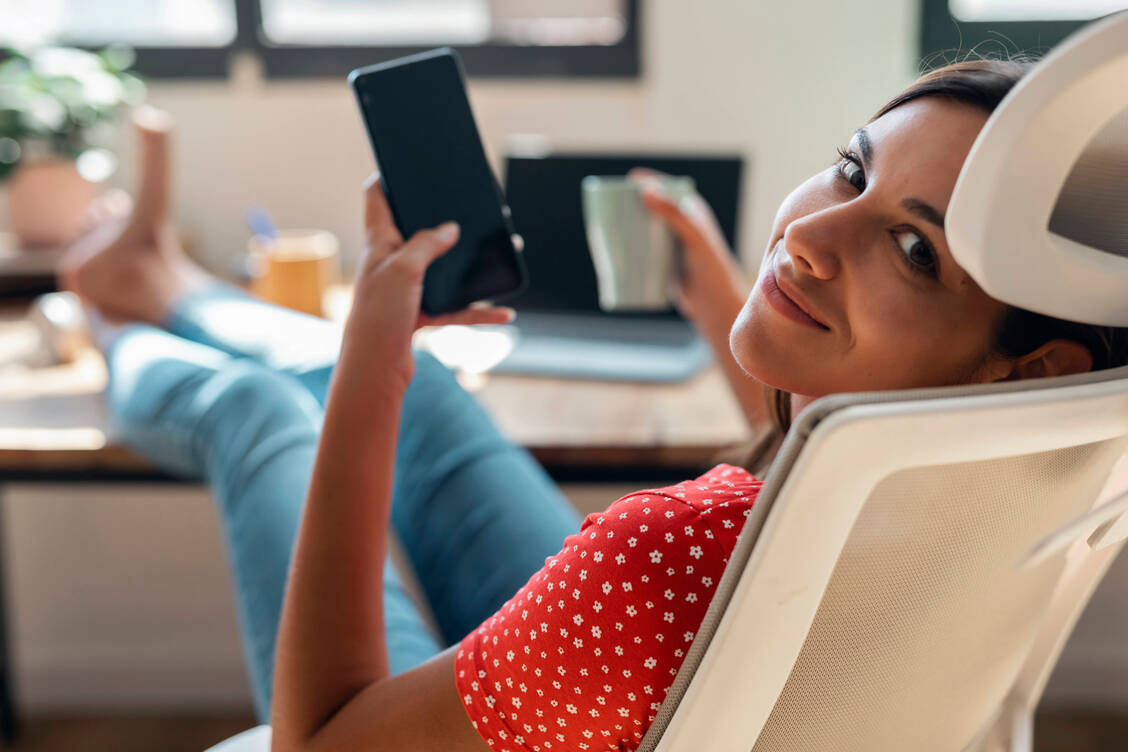 Arbeitet sie oder bummelt sie herum: Die Möglichkeit zum Homeoffice setzt ein stabiles Vertrauensverhältnis zwischen  den Arbeitsvertragsparteien voraus. / © IMAGO/Westend61
