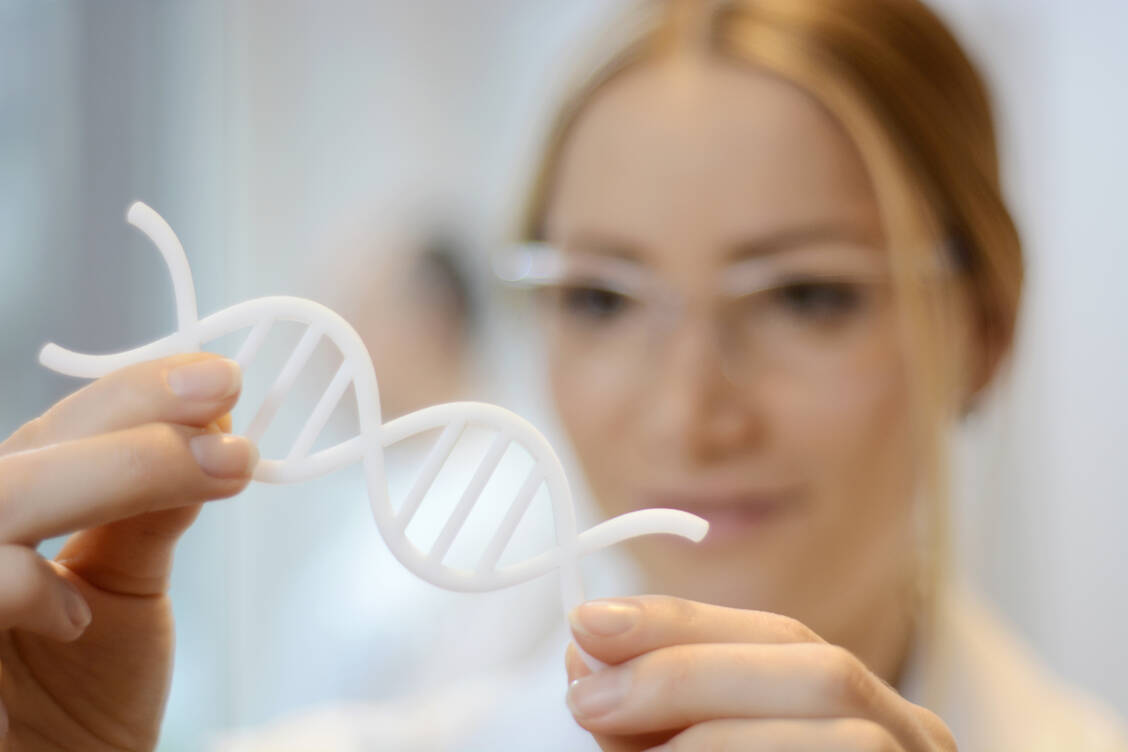 Um HIV-Patienten von der Virusinfektion zu heilen, muss die virale DNA aus dem Erbgut herausgeschnitten werden. / Foto: Adobe Stock/Dan Race
