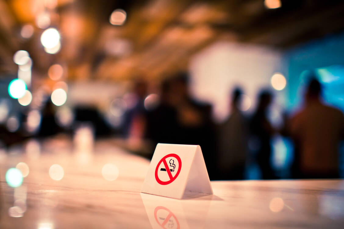 Solche Nichtraucher-Schilder in Innenräumen wie hier in einer Bar in Tokio sind immer noch nicht weltweiter Standard. / Foto: Getty Images/Hélène Vallée