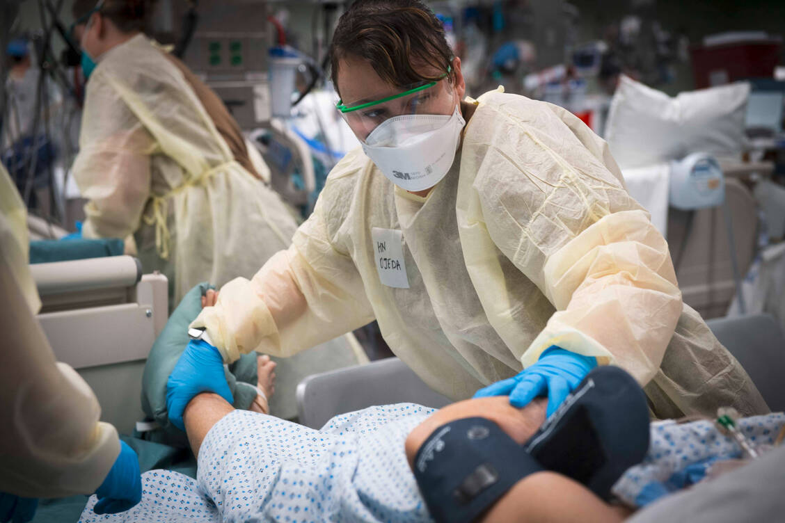 Blutdruckmessung bei einem Covid-19-Patienten in New York. Auch das Herz-Kreislauf-System sowie die Blutgerinnung können von SARS-CoV-2 beeinträchtigt sein. / Foto: Imago/ZUMA Wire
