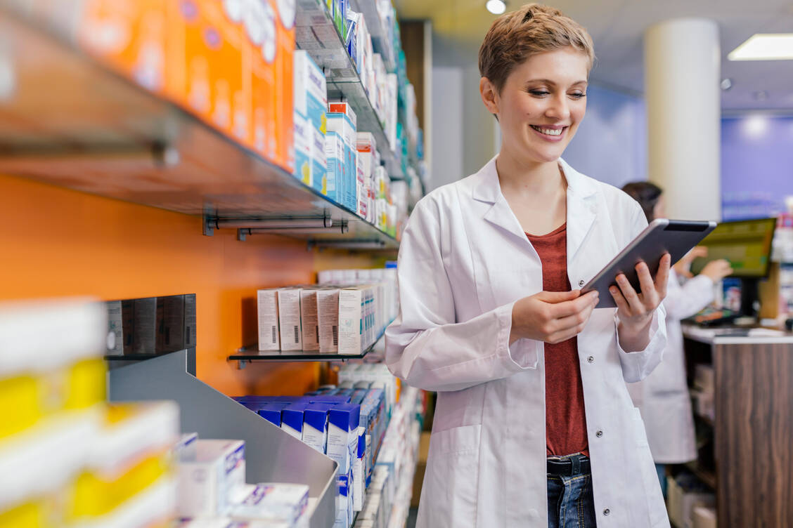 PKA haben das Warenlager der Apotheke stets im Blick. / Foto: Getty Images/Westend61