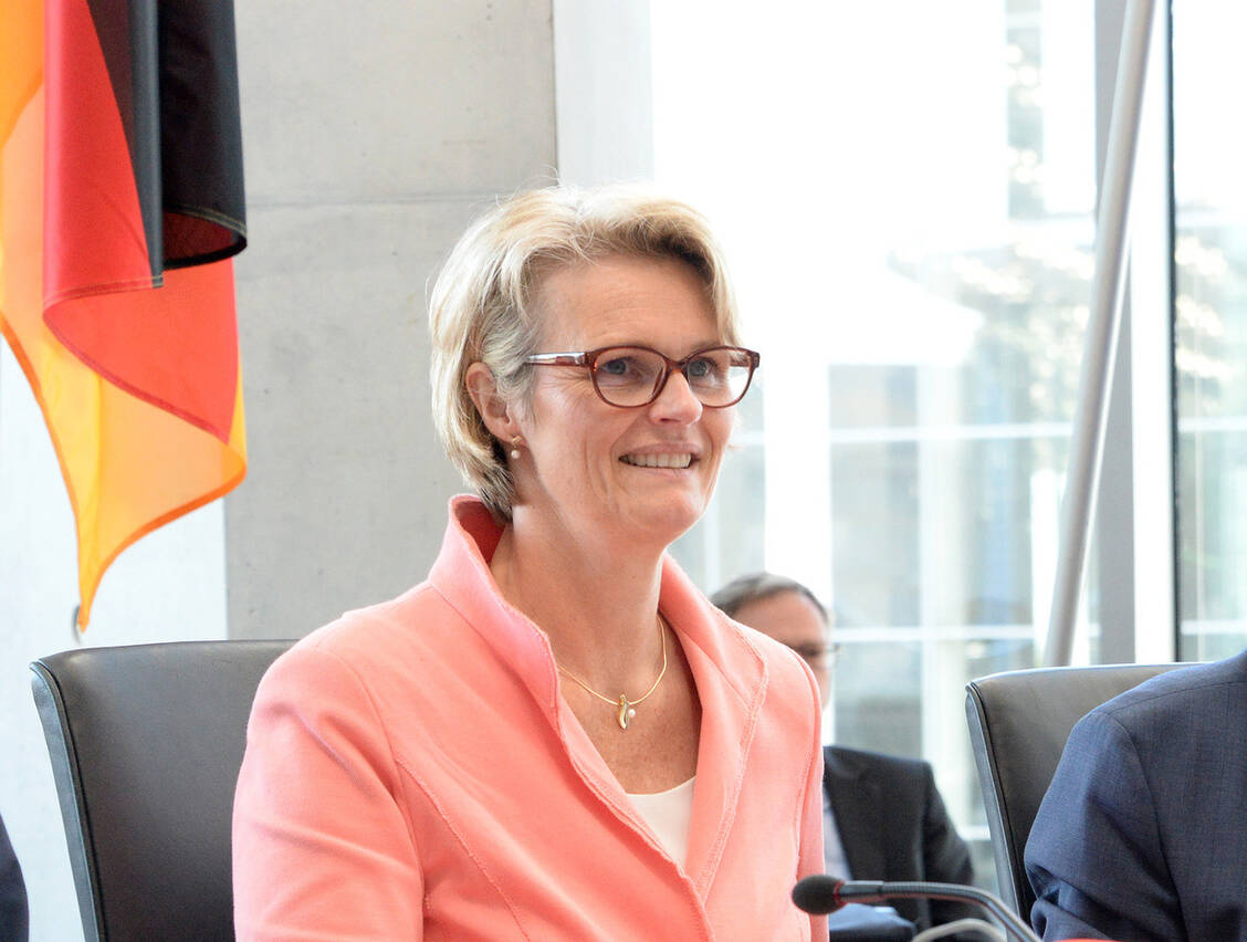 Forschungsministerin Anja Karliczek (CDU) will keine Zeit verlieren und die bevorstehenden Impfstoffstudien mit mehr Probanden gleichzeitig  durchführen. Zudem sollen durch die Förderung vom Bund Produktions- und Abfüllkapazitäten ausgebaut werden. Entsprechende Richtlinien werden derzeit ausgearbeitet, heißt es. / Foto: Deutscher Bundestag/Achim Melde