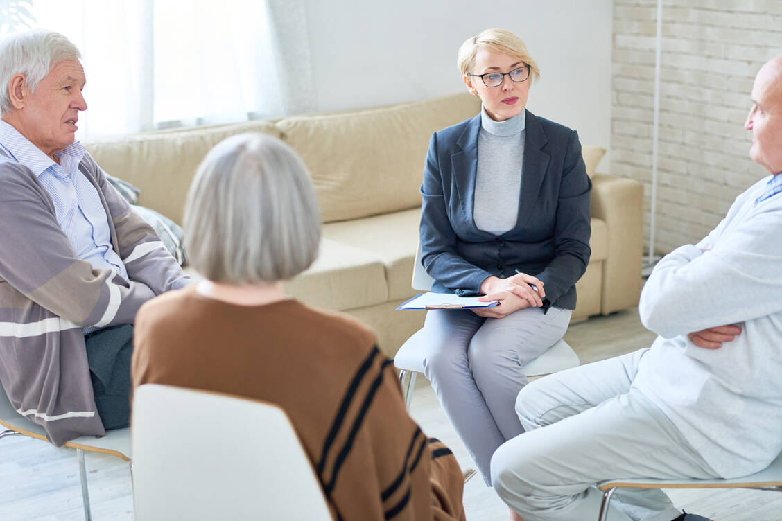 Wenn sich Senioren zur Teilnahme an einem Raucherentwöhnungskurs entschließen, arbeiten sie oft sehr gut mit. / Foto: Adobe Stock/Seventyfour