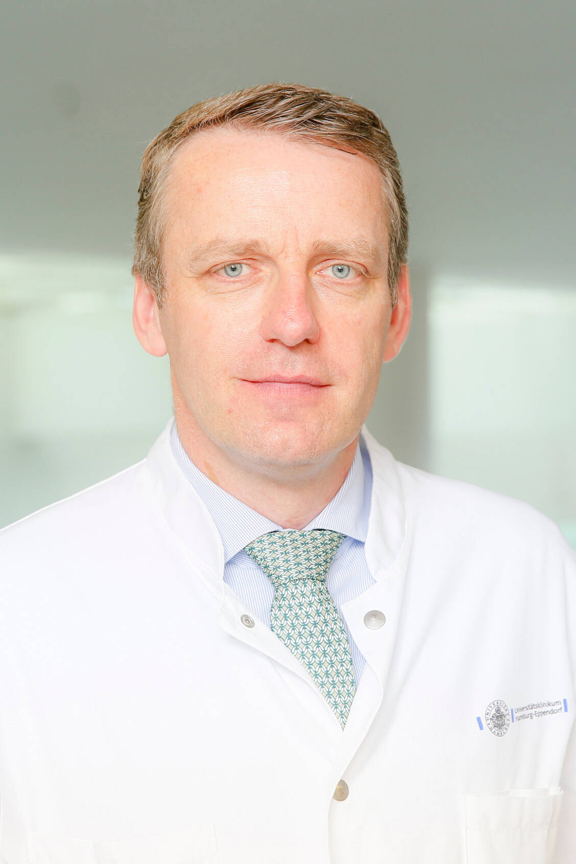 Professor Dr. Stefan Kluge ist Direktor der Klinik für Intensivmedizin am Universitätsklinikum Hamburg-Eppendorf. / Foto: UKE/Axel Kirchhof Portraits