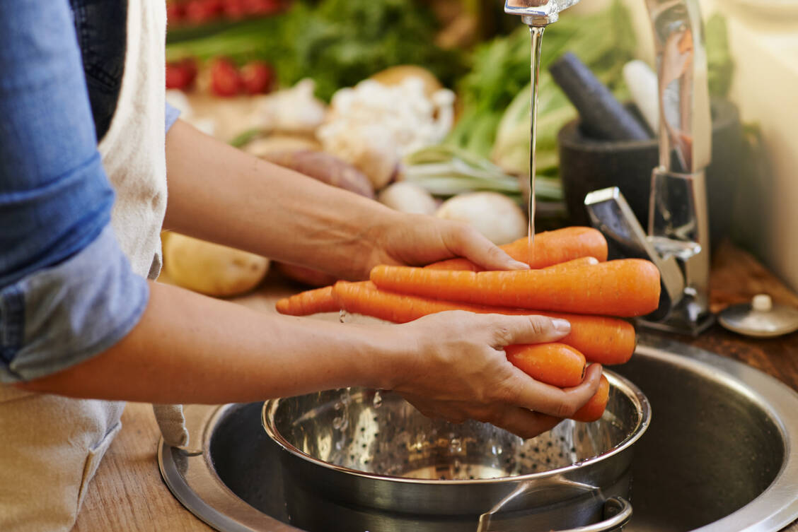 Bei Durchfall sind geriebener Apfel oder Möhren empfehlenswert – natürlich gut abgewaschen oder in Ländern mit geringeren Hygienebedingungen geschält. / Foto: Getty Images/Jeff Bergen