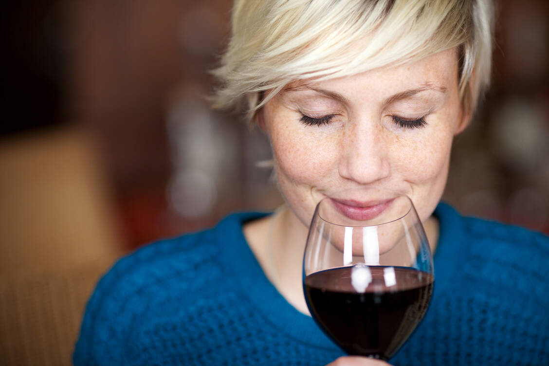 Wer Wein oder Kaffee nicht mehr riechen kann, sollte sich auf das Coronavirus testen lassen. / Foto: Fotolia/contrastwerkstatt