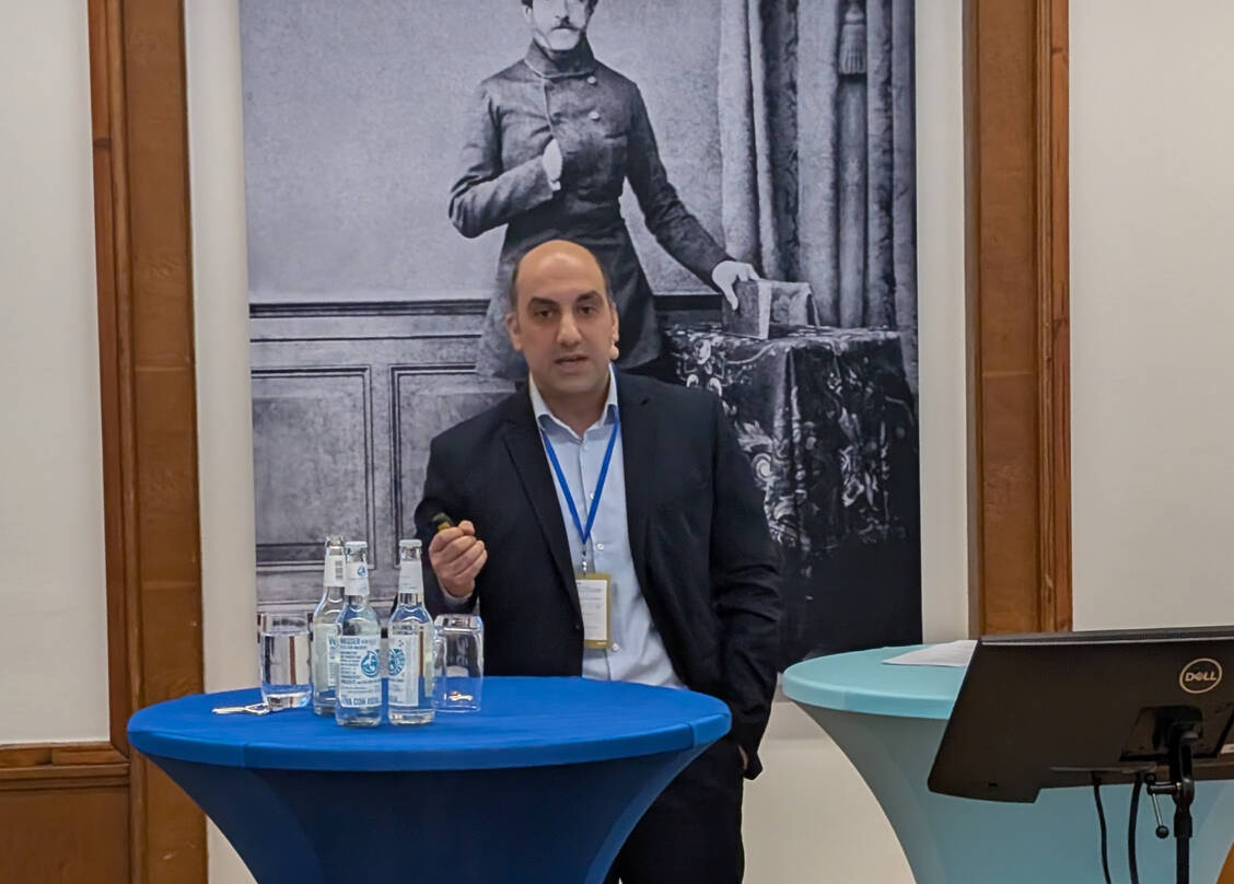 Für Ramin Heydarpour ist die Apotheke vor Ort in vielen Fällen als erster Ansprechpartner prädestiniert. / © PZ/Brockfeld