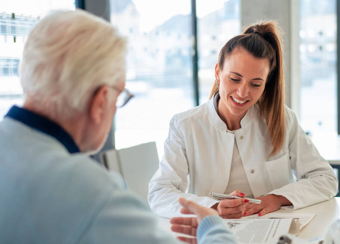 Wer mit Medikationsanalysen anfängt, sollte sich nicht gleich einen unbekannten Patienten mit 20 Medikamenten aussuchen, sondern einen sympathischen Stammkunden, der ohnehin gerade eine Frage zu seiner Polymedikation hat. Im Idealfall hat man zudem einen guten Draht zum verordnenden Arzt. / Foto: Getty Images/Westend61/Robijn Page