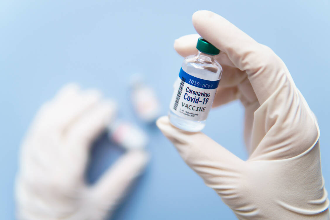 Heimlichtuerei rund um die Qualität und Beschaffung der Covid-19-Impfstoffe würden auch Verschwörungstheorien rund um die Erkrankung anfeuern, findet Transparency International. / Foto: Adobe Stock / Jatuporn Tansirimas
