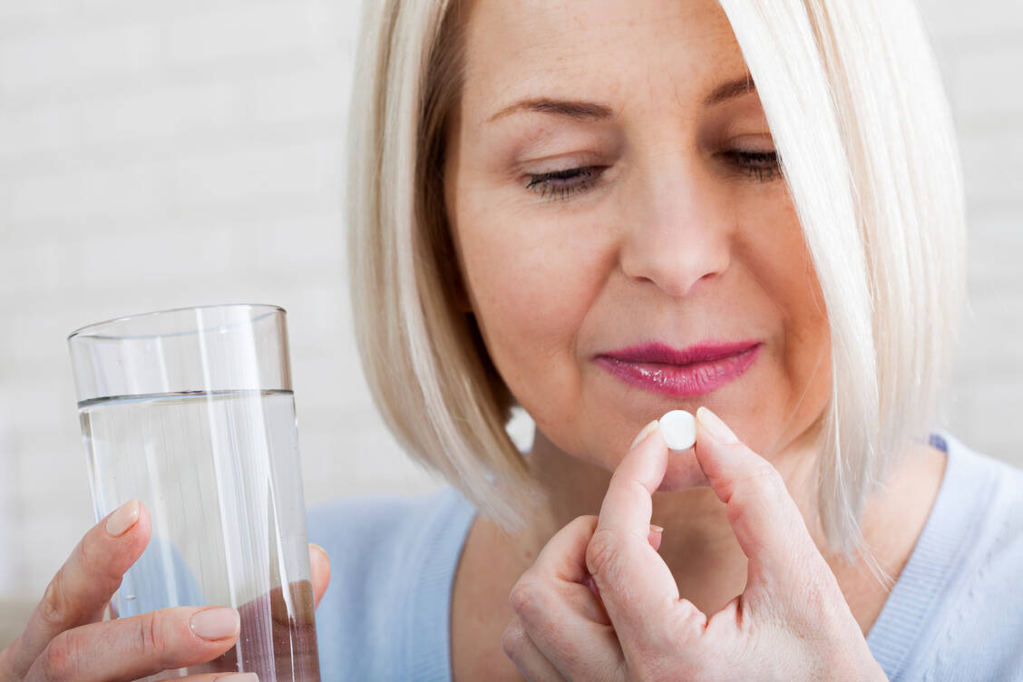 Frauen mit Wechseljahresbeschwerden kann laut Leitlinie nach Nutzen-Risiko-Abschätzung auch weiterhin eine Hormonersatztherapie angeboten werden. / Foto: Getty Images/Victor_69