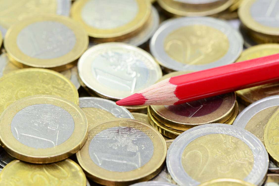 Der erhöhte Kassenabschlag ist Teil des GKV-Sparpakets. / © Shutterstock