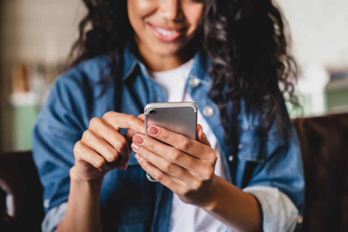 Vier Stunden online – und die Laune kippt: Jugendliche merken selbst, welche Einflüsse das Dauer-Scrollen hat, viele steuern bereits gegen. / © Adobe Stock/InsideCreativeHouse