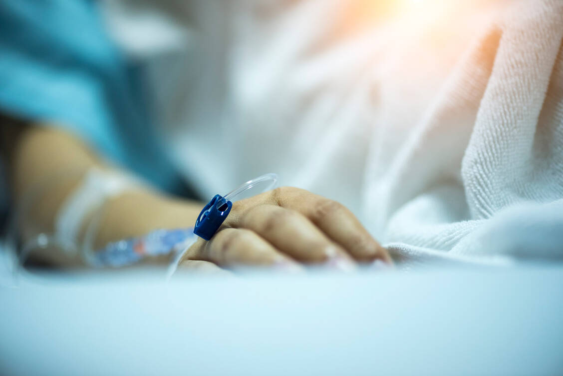 Die Mehrheit der Covid-19-Fälle auf deutschen Intensivstationen machen aktuell nicht geimpfte Personen aus.  / Foto: Getty Images/CHANGYENCHAM