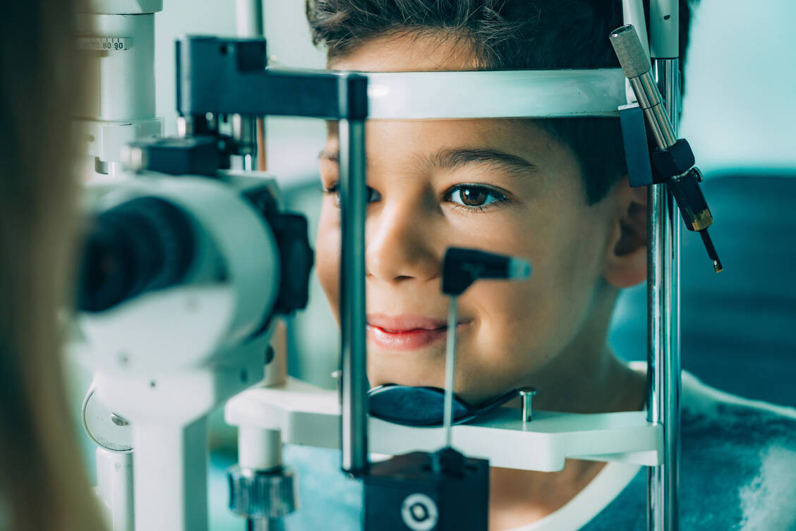 Wenn die entzündlichen Prozesse der juvenilen idiopathischen Arthritis auf die Augen übergreifen, ist davon insbesondere die Uvea betroffen. Betroffene sollten sich daher regelmäßig beim Augenarzt untersuchen lassen. / Foto: Adobe Stock/Microgen