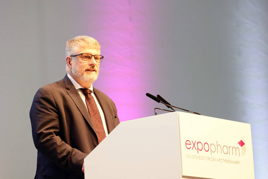 Traditionell eröffnet der Vorsitzende des Deutsche Apothekerverbands (DAV) die Expopharm. Thomas Dittrich ging diesmal in seiner Eröffnungsrede auch auf die verfahrene Verhandlungssituation mit den Krankenkassen ein. / Foto: PZ/Alois Mueller