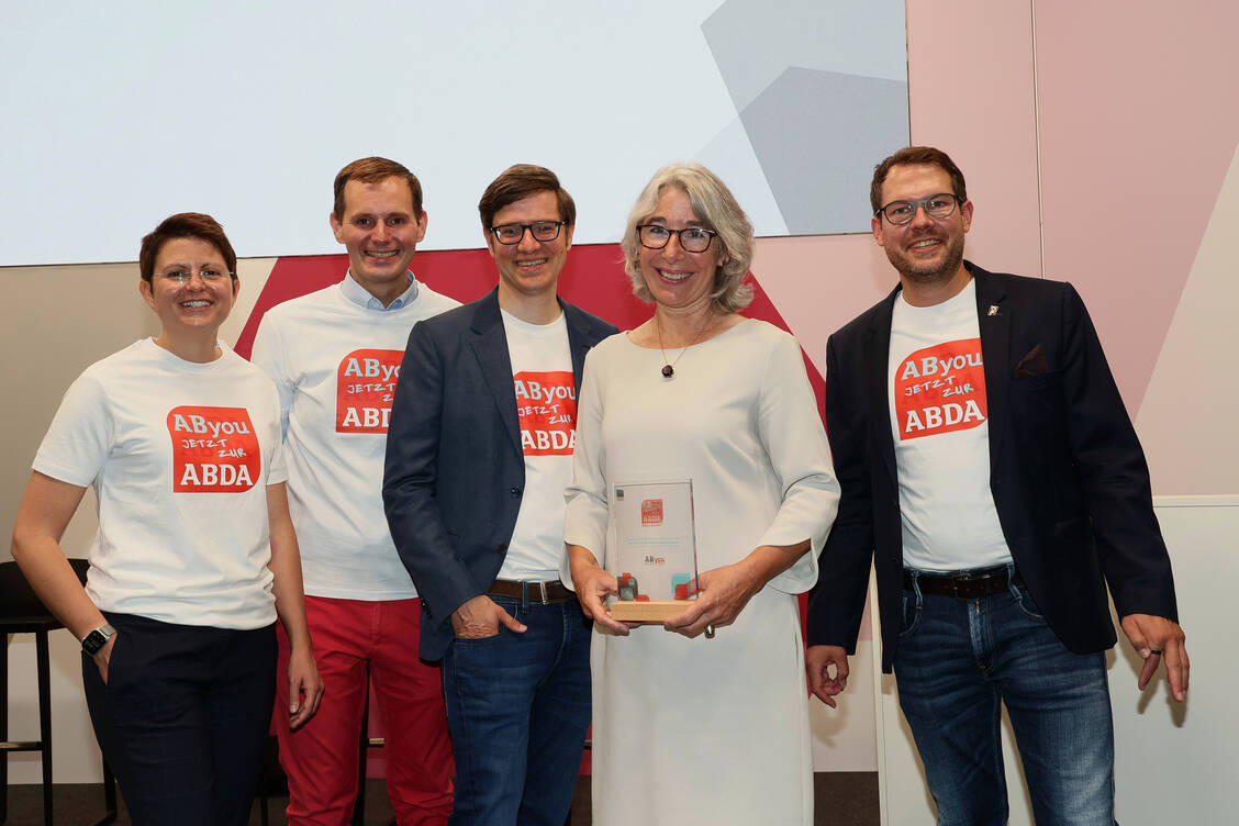 Die Gründungsmitglieder der Nachwuchsinitiative »AByou« Franziska Scharpf, Otto Quintus Russe, Björn Schittenhelm und Marc Kriesten (v.l.n.r.) mit ABDA-Präsidentin Gabriele Regina Overwiening. / Foto: Alois Mueller
info@amfotos.com