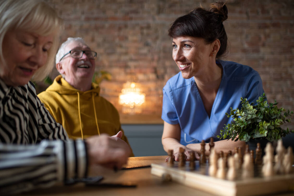 Ob Schach oder Memory: Spielen trainiert das Gehirn auf vielfältige Weise. Nicht umsonst stehen auf vielen Spielen Altersangaben wie »4 bis 99+«. / Foto: Getty Images/Halfpoint Images