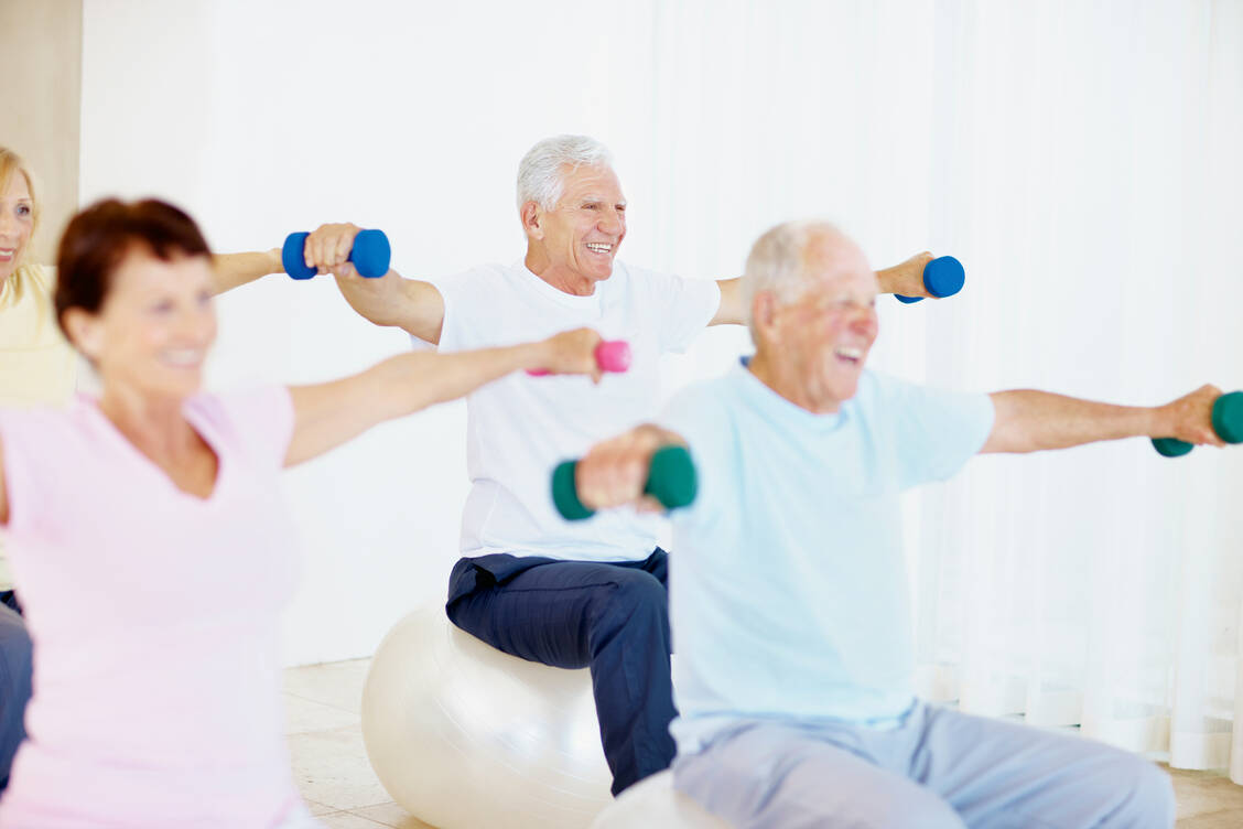 Kraftübungen sind gut für Senioren. Um die Schnellkraft zu trainieren, sollten sie auch in höherer Geschwindigkeit ausgeführt werden. / Foto: iStock/kupicoo