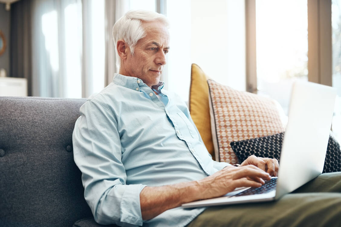Das private Meldeportal Nebenwirkungen.de will Patienten die Meldung von unerwünschten Arzneimittelwirkungen erleichtern. Die AkdÄ hält das für überflüssig. / Foto: Getty Images/PeopleImages