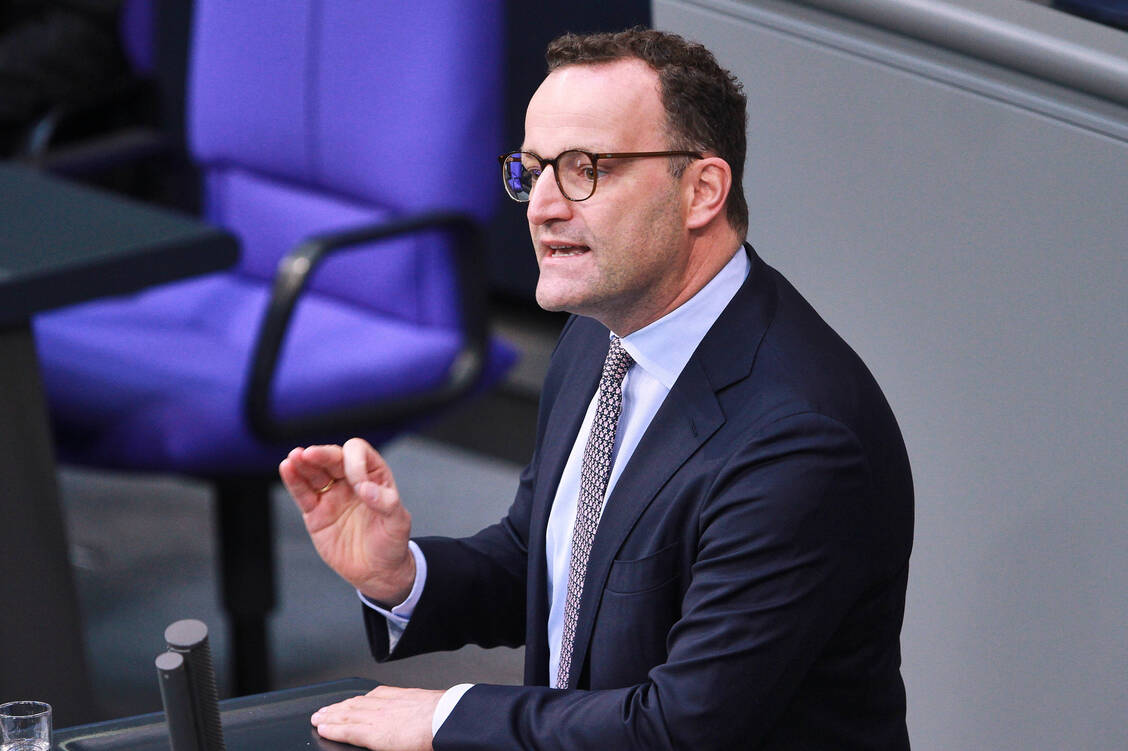 Jens Spahn bei einer Rede im Bundestag. / © IMAGO/dts Nachrichtenagentur