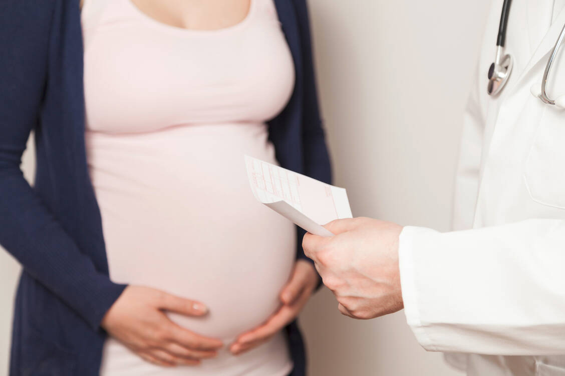 In der Schwangerschaft sollte genau abgewogen werden, ob Medikamente eingesetzt werden müssen oder nicht. Das gilt auch für Glucocorticoide. / © Adobe Stock/sp4764