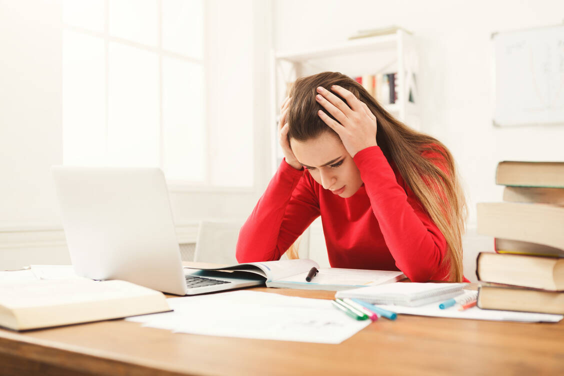 Die Anforderungen des Pharmaziestudiums stellen viele Studenten vor große Herausforderungen. / Foto: Adobe Stock / Prostock-studio