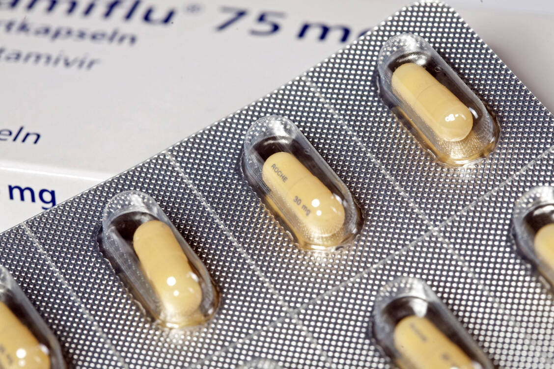 Oseltamivir verhindert durch die Blockade des Virushüllproteins Neuraminidase das Abkoppeln neuer Grippeviren von der infizierten Zelle. Dadurch werden die Infizierung neuer Zellen und die Ausbreitung der Infektion verhindert. Der Wirkstoff ist seit mehr als 20 Jahren auf dem deutschen Markt. / © Imago Images/Star-Media