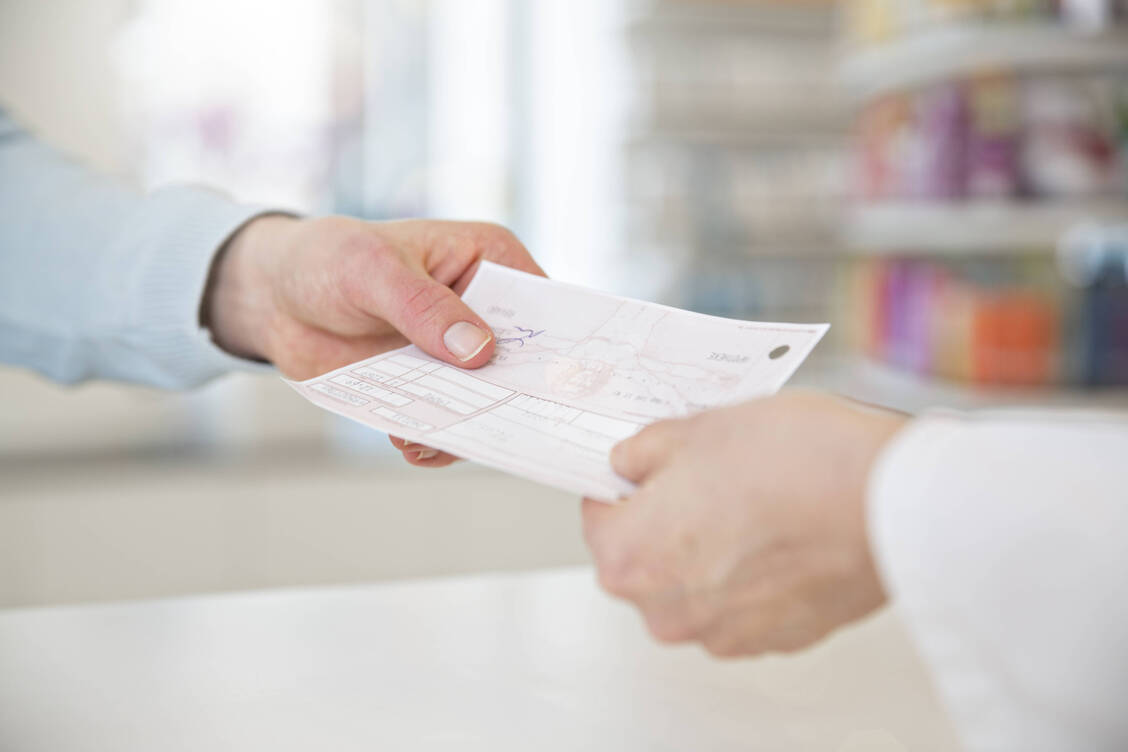 Im April 2024 konnten nach einem Hinweis einer Münchner Apotheke über eine versuchte Einlösung eines gefälschten Kassenrezepts drei Personen auf frischer Tat festgenommen werden. / © Imago Images/Westend61