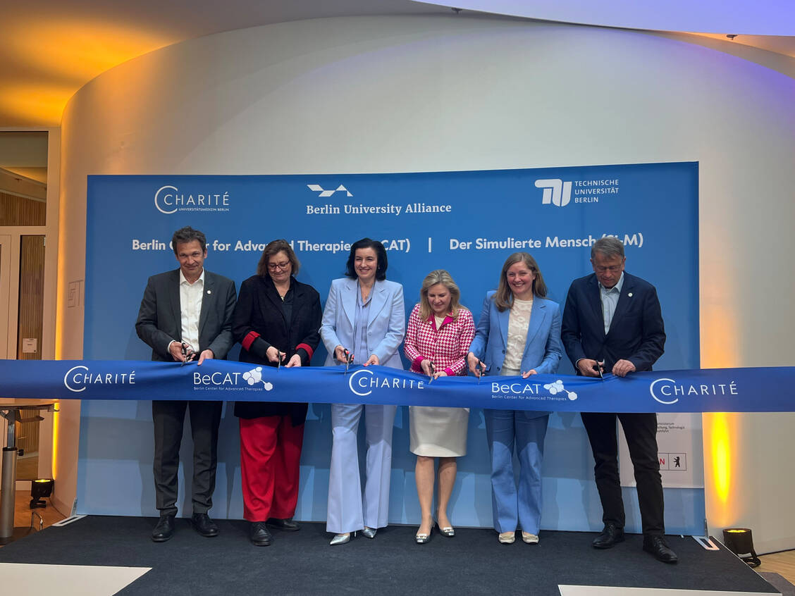 Die Eröffnung des Forschungszentrums BeCAT (v.l.): Professor Joachim Spranger (Dekan der Charité), Wissenschaftssenatorin in Berlin Ina Czyborra, Bundesforschungsministerin Dorothee Bär (CSU), Astrid Lurati (Vorstand für Finanzen und Infrastruktur der Charité), Professorin Annette Künkele-Langer (Leiterin BeCAT) und Professor Heyo Kroemer (Vorstandsvorsitzender der Charité). / © PZ/Höhn