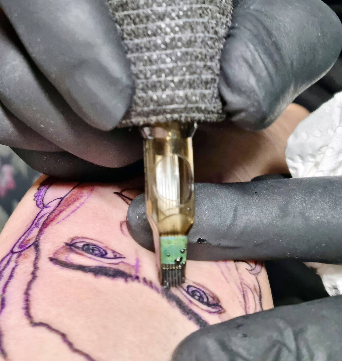 Bei Tattoos werden mit speziell vibrierenden Nadeln Farbpigmente durch die Oberhaut hindurch in die zweite Hautschicht, die Lederhaut, eingestochen. / Foto: Grit Spading
