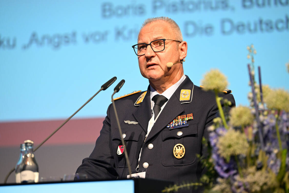 Beim ADKA-Kongress warb Oberstapotheker Dr. Bernd Klaubert für eine engere zivil-militärische Zusammenarbeit. / © Avoxa/Matthias Merz