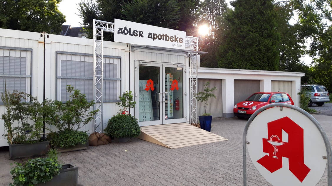 Seit 1885 gibt es die Adler-Apotheke in Leverkusen, doch sind Räume und Mobiliar durch das Hochwasser komplett zerstört. Auf dem Parkplatz geht der Betrieb nun in einem Container weiter. / Foto: Pharmatechnik