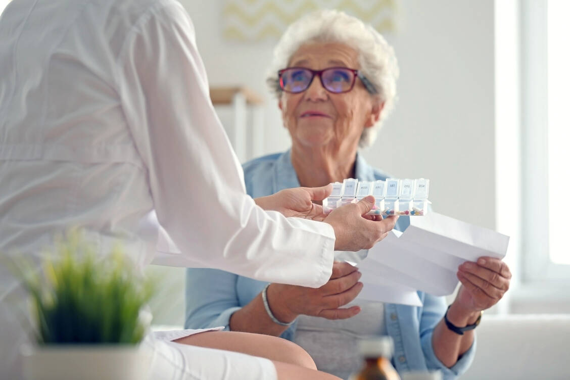 Das Stellen der Medikation in Wochendosetten ist für viele Patienten eine wichtige Unterstützung. / Foto: Adobe Stock/Pixel-Shot