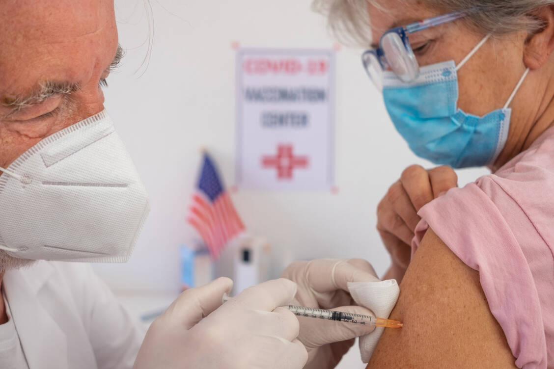 Für Senioren und bestimmte Risikogruppen ist in den USA nun der mRNA-Impfstoff gegen Covid-19 von Biontech und Pfizer als Booster zugelassen.  / Foto: Adobe Stock/luciano