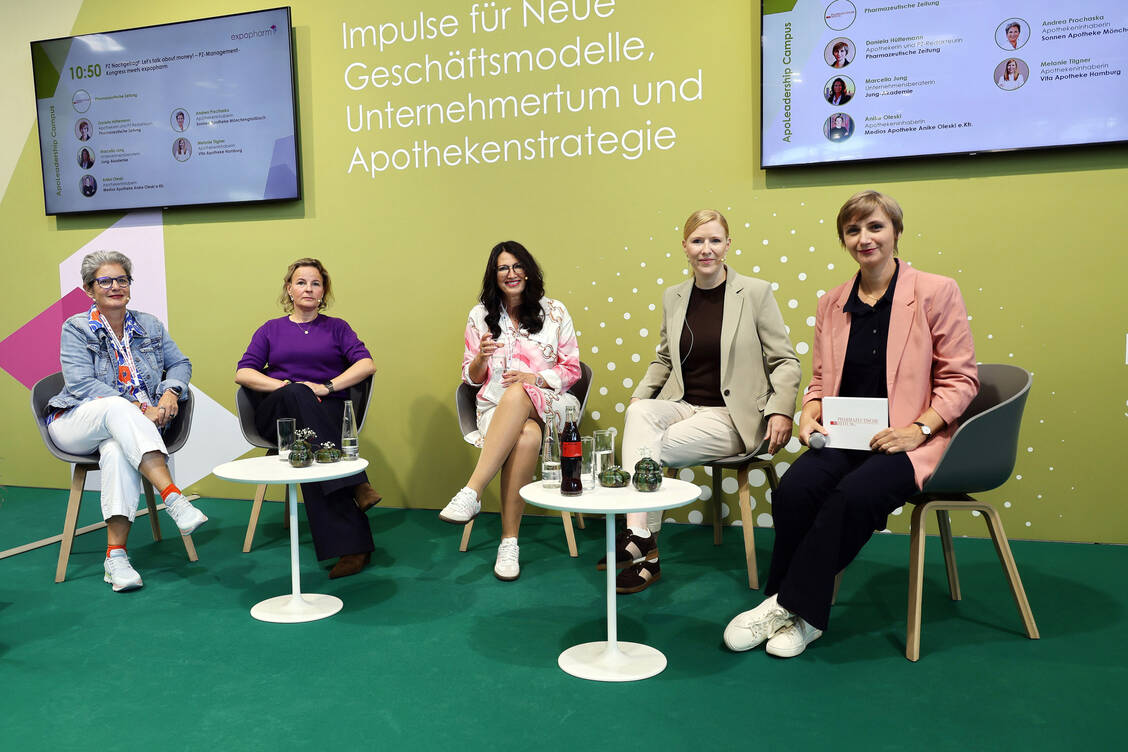 PZ-Redakteurin Daniela Hüttemann (r.) moderierte den Talk zur Prävention. Mit dabei waren die Apothekerinnen Andrea Prochaska, Anike Oleski, Marcella Jung und Melanie Tilgner (v. l.). / © PZ/Alois Müller