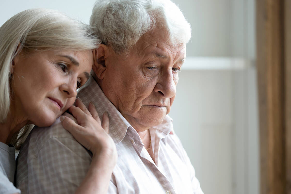 Wie gut, wenn die Begleitung eines psychiatrisch oder an Demenz erkrankten Menschen so mitfühlend gelingt. / Foto: Adobe Stock/fizkes