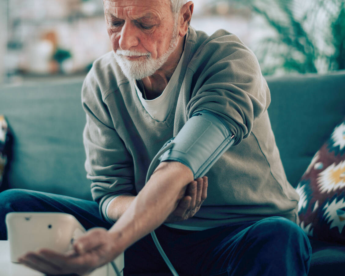 Bluthochdruck soll altersabhängig auf definierte Zielwerte gesenkt werden. Kontrolle tut not. / Foto: Adobe Stock/JustLife