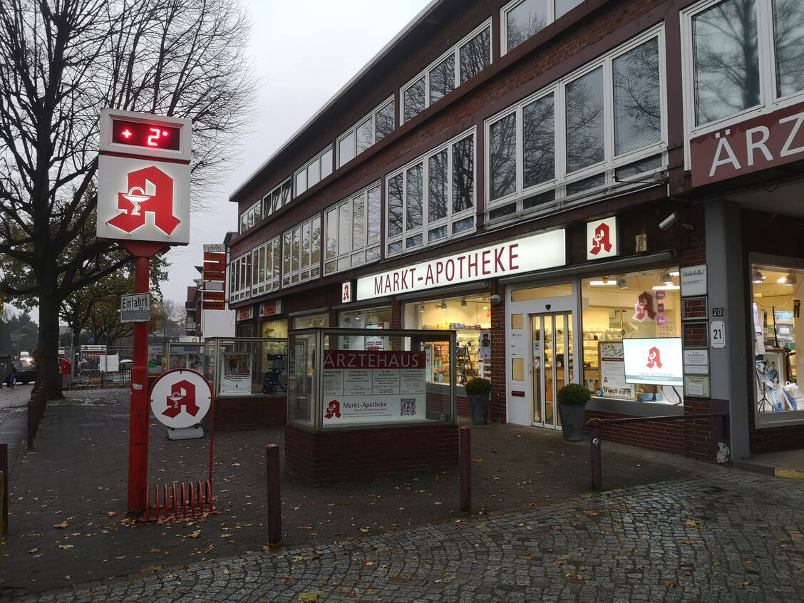 Die Markt-Apotheke liegt im Zentrum des Hamburger Stadtteils Eidelstedt, mit vielen Facharztpraxen in unmittelbarer Nähe. Zu den meisten hat Inhaberin Michel seit vielen Jahren einen guten Kontakt. / Foto: PZ/Daniela Hüttemann