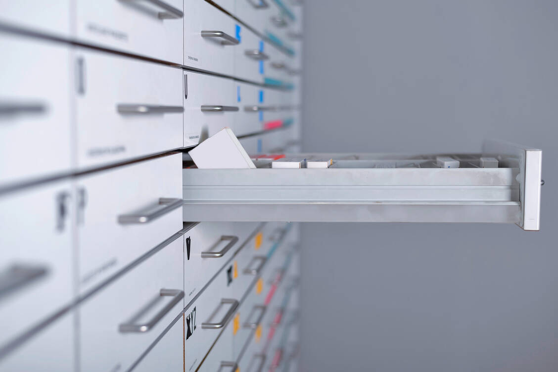 Bereits seit Monaten stehen Apothekerinnen und Apotheker häufig vor leeren Schubladen – jetzt schlugen angesichts anhaltender Lieferengpässe erneut auch Ärzte sowie Pharma-Importeure Alarm. / Foto: Fotolia/2Design