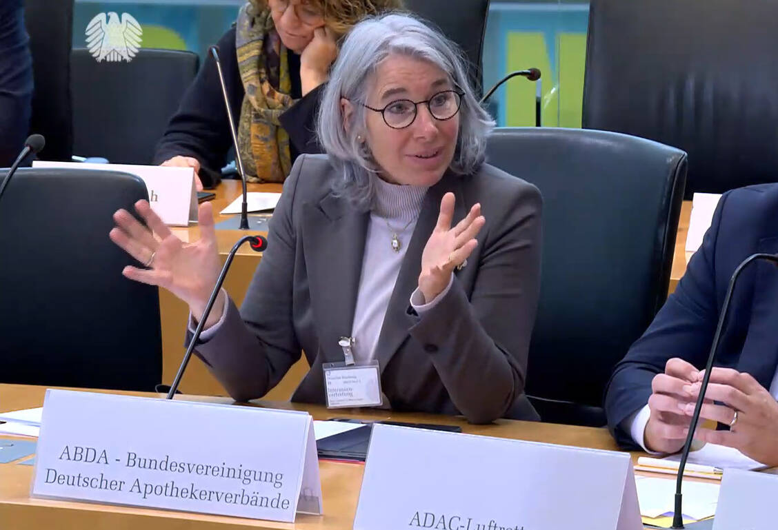 Die ABDA-Präsidentin erneuerte im Gesundheitsausschuss ihre Kritik an der geplanten Notfallreform.  / © Bundestag/Screenshot