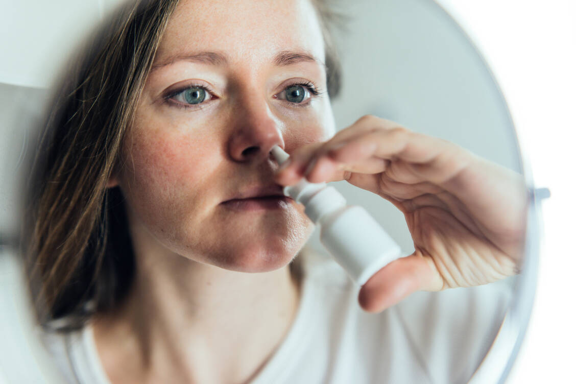 Nasensprays zur »Erkältungsabwehr« schützen die Schleimhäute und müssen für den gewünschten Effekt regelmäßig angewendet werden. / © Getty Images/Guido Mieth