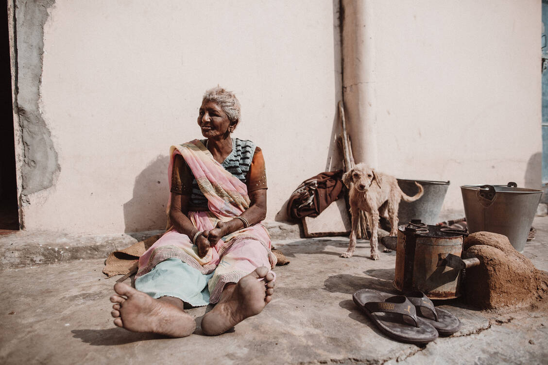 In vielen Ländern, so auch in Indien, gibt es noch sogenannte Lepra-Kolonien, in denen die Betroffenen und ihre Familien leben (müssen). Auch wenn die Patienten gesund sind, werden sie aufgrund ihres Wohnortes ausgegrenzt. / Foto: DAHW/Mario Schmitt