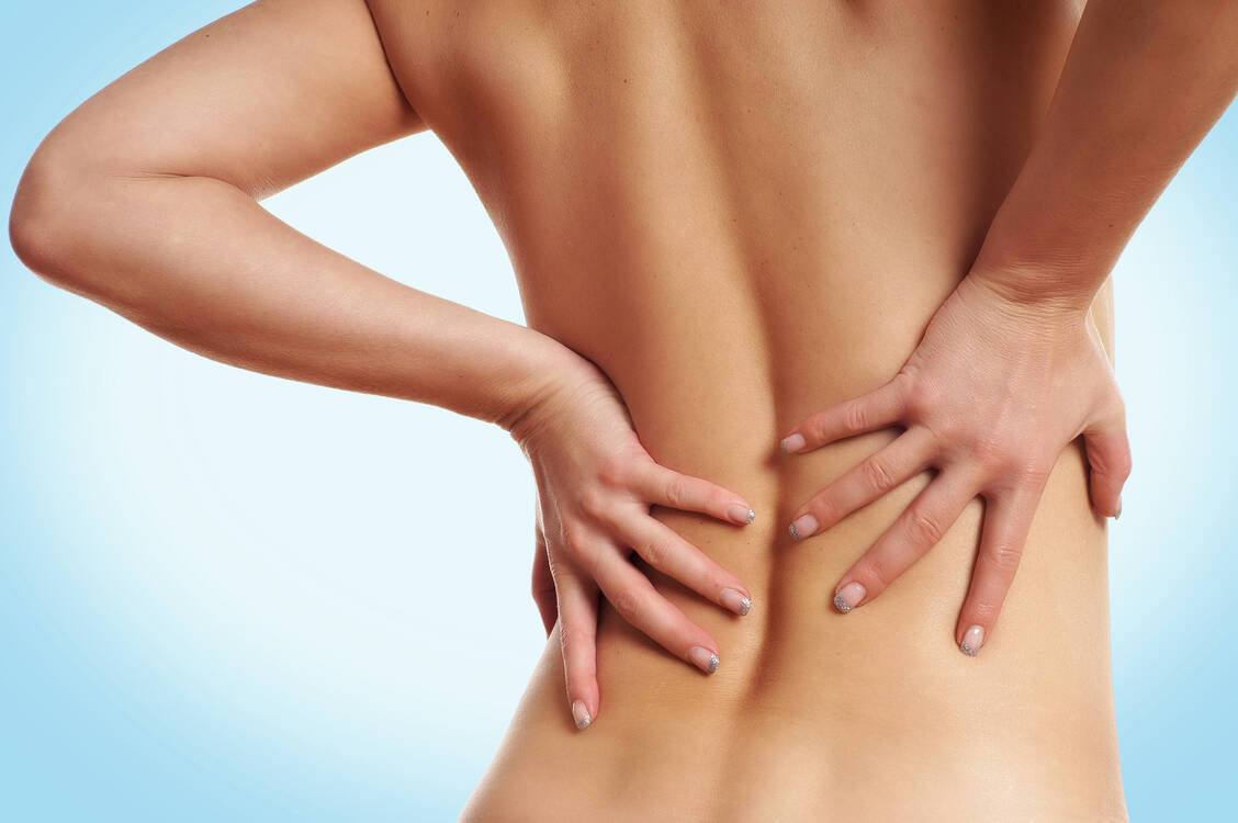 Fast jeder dritte Erwachse in Deutschland hat öfter oder ständig Rückenbeschwerden. / Foto: Fotolia/underdogstudios