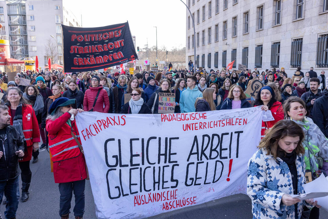 Bundesweit finden auch dieses Jahr am 8. März Demonstrationen zum Weltfrauentag statt, wie hier vor einem Jahr in Berlin. / © IMAGO/Eibner