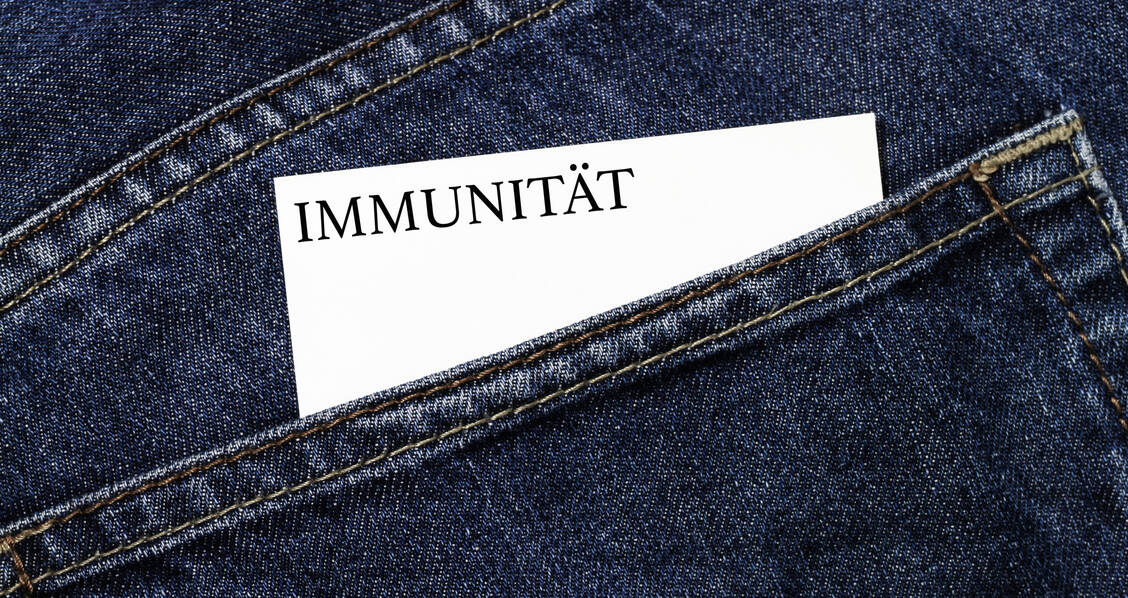 So einfach ist es nicht: Noch sind zu viele Fragen zu einer postinfektiösen Immunität gegen SARS-CoV-2 aus wissenschaftlicher Sicht ungeklärt, um einen Immunstatus sicher dokumentieren zu können. / Foto: Adobe Stock/blende11.photo