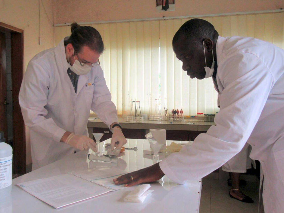 Der kamerunische Apotheker Fidelis Nyaah (rechts), der die gefälschten Chloroquin-Tabletten entdeckte, und der Tübinger Wissenschaftler Simon Schäfermann (links) analysieren Arzneimitteln in Kamerun. / Foto: Uni Tübingen/Simon Schäfermann