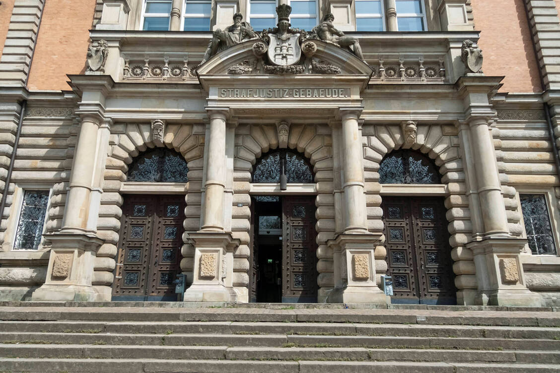 Vor dem Landgericht Hamburg müssen sich ein Onkologe, ein Apotheker und ein Unternehmensberater wegen Bestechung und Bestechlichkeit im Gesundheitswesen verantworten. / © IMAGO/teamwork