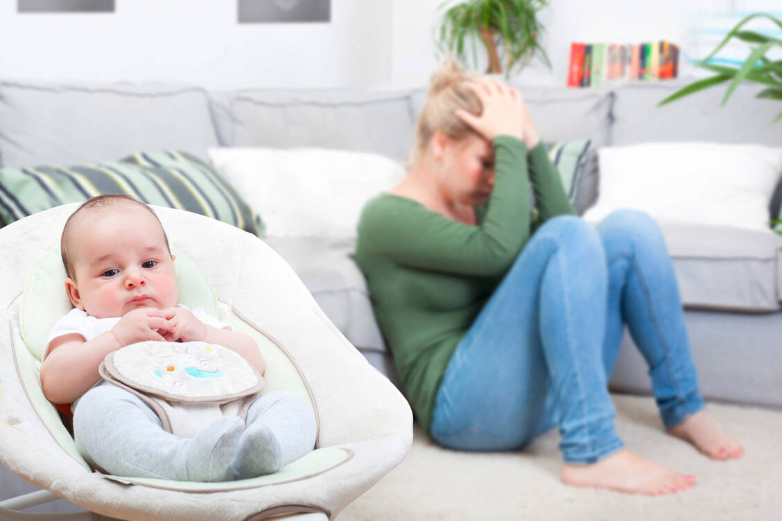 »Alle freuen sich über das Kind, nur ich nicht«: Depressive Frauen sind mit ihrer Situation hoffnungslos überfordert und fühlen sich oft als schlechte Mutter. / Foto: Adobe Stock/tiagozr