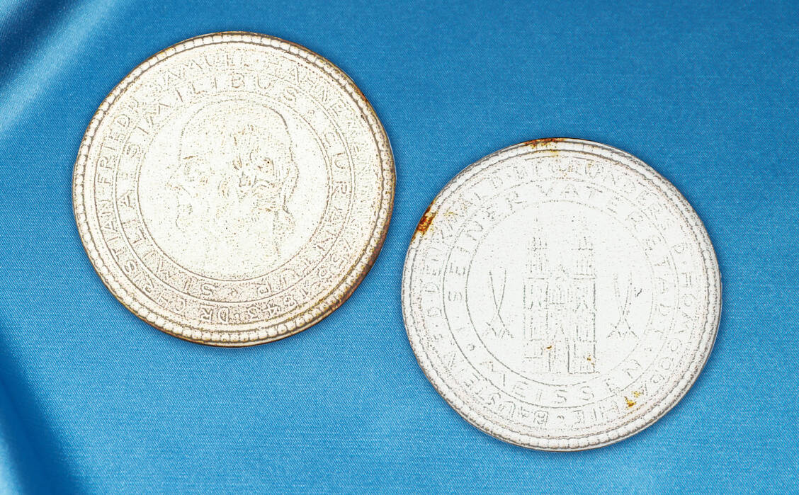 Abbildung 2: Porzellanmedaille als Baustein für ein geplantes Denkmal für Samuel Hahnemann in Meißen (Inv. Nr. VII D 0456) / © DAM/Adobe Stock/oleh11